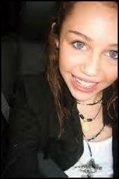 stilul lui miley cyrus miley era atunci persoana simpla..o pustoaica ..si pot zice asa)   Admin