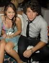 stilul lui miley cyrus spune-ti umpic din jumatatea lui jonas?ei fac stil impreuna.     Admin
