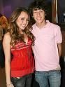 stilul lui miley cyrus asta fost stilul nick?) Admin