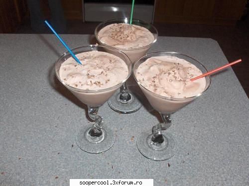 Shake-uri , Cocktail-uri si sucuri - Sunteti curiosi cum a iesit?? Urmariti poza.. :D - pune-ti retete