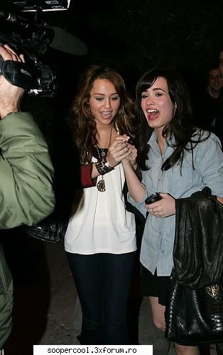 Stilul lui Miley Cyrus - Miley Cyrus si Demi Lovato FRIENDS :) :) - Aici punem poze cu stil...cool